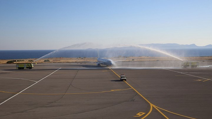 Τουρισμός: Θερμή υποδοχή των πρώτων πτήσεων – Με λύρες, υδάτινες αψίδες και μάσκες – ΦΩΤΟ