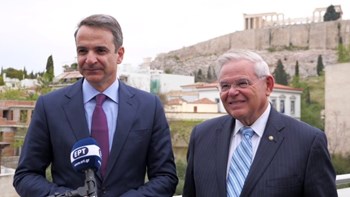 Τηλεφωνική επικοινωνία Μητσοτάκη με τον γερουσιαστή Μενέντεζ