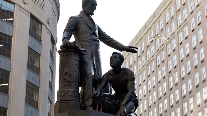 Βοστώνη: Απομακρύνεται το άγαλμα του Λίνκολν με έναν μαύρο σκλάβο γονατισμένο μπροστά του – ΒΙΝΤΕΟ