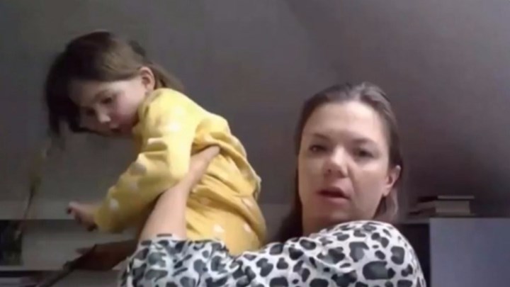 Viral – Κόρη καθηγήτριας διακόπτει ζωντανή σύνδεση στο BBC: “Μαμά, ποιο είναι το όνομά του;” – ΒΙΝΤΕΟ