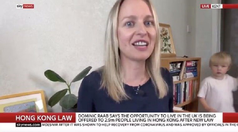 Viral: Γιος δημοσιογράφου της ζητεί… δυο μπισκοτάκια ενώ είναι σε ζωντανή σύνδεση στο Sky News- ΒΙΝΤΕΟ