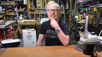 Πρώην παρουσιαστής του MythBusters κατηγορείται ότι βίαζε την αδελφή του