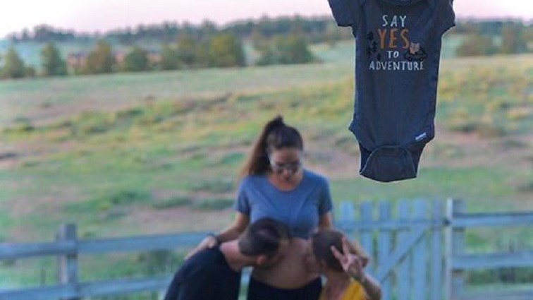 Τρίο ετοιμάζεται να αποκτήσει παιδί – Θα το θηλάζουν και οι δύο γυναίκες – ΦΩΤΟ