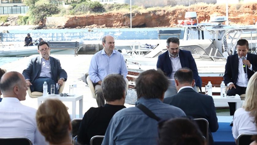 Χατζηδάκης σε πυρόπληκτους στο Μάτι: Θέλουμε με έργα να συντελέσουμε στην επούλωση των πληγών