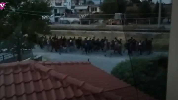 Πολύκαστρο: Δεκάδες μετανάστες κινούνται παράλληλα με τις γραμμές του τρένου – ΒΙΝΤΕΟ