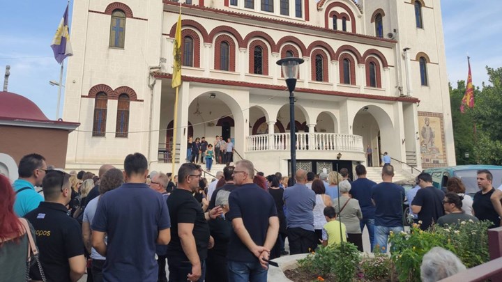 Λάρισα: Ράγισαν καρδιές στην κηδεία του 32χρονου μουσικού – Τον αποχαιρέτησαν με τραγούδια – ΒΙΝΤΕΟ