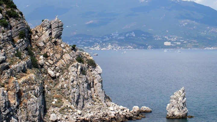 Νύχτα θρίλερ για ζευγάρι –  Βγήκαν για ρομαντική βόλτα, έπεσαν σε γκρεμό και κατέληξαν στη θάλασσα