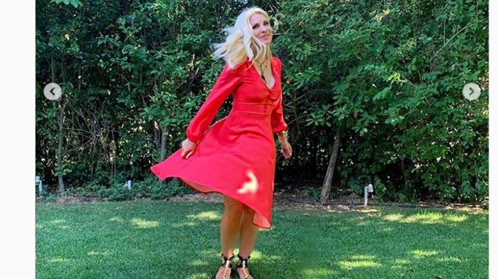Ελένη Μενεγάκη: Έβαλε το κόκκινο φουστάνι και πόζαρε στον κήπο της – ΦΩΤΟ