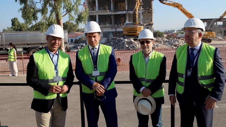 Ελληνικό: Σταϊκούρας και Άδωνις με κράνη και φόντο τις μπουλντόζες – ΦΩΤΟ