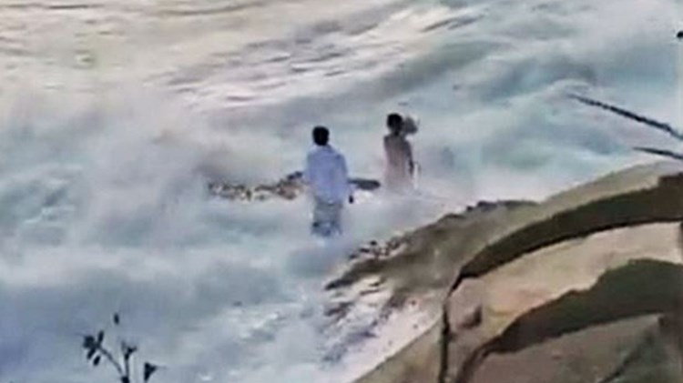 Κύμα παρέσυρε ζευγάρι την ώρα που έβγαζε γαμήλιες φωτογραφίες – ΒΙΝΤΕΟ