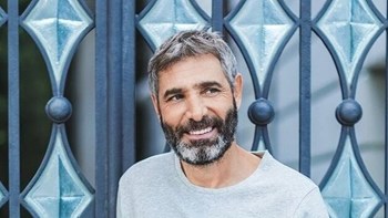 «Κλείδωσε» το «Μάνα, μητέρα, μαμά» στο «Μικρό Παλλάς» με τον Θοδωρή Αθερίδη στο… τιμόνι