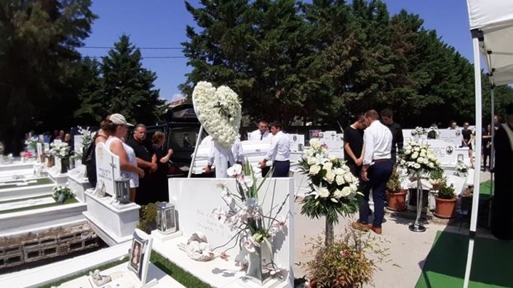 Τραγωδία στα Τρίκαλα: Ράγισαν καρδιές στην κηδεία της 19χρονης Μάρθας που παρασύρθηκε από Ι.Χ. – ΦΩΤΟ