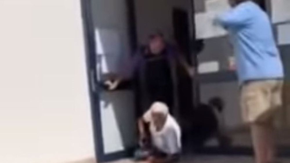 Σάλος στο Ηράκλειο: Σεκιουριτάς έβγαλε με τις κλωτσιές πολίτη έξω από τον ΔΕΔΔΗΕ – ΒΙΝΤΕΟ