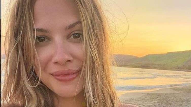 Λάουρα Νάργες: Με βαθύ ντεκολτέ ανεβάζει τη θερμοκρασία στην Ελαφόνησο – ΦΩΤΟ