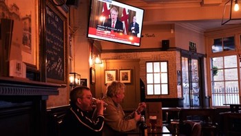«Σούπερ Σάββατο» για τη Βρετανία: Μετά από τρεις μήνες ανοίγουν ξανά παμπ, εστιατόρια και κομμωτήρια