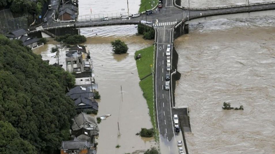 Ιαπωνία: Πρωτοφανείς καταρρακτώδεις βροχές στη νήσο Κιούσου – 13 αγνοούμενοι – BINTEO