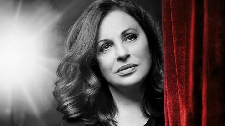 Η Χάρις Αλεξίου στο Μικρό Παλλάς – Το “χτύπημα” πριν από την Επίδαυρο