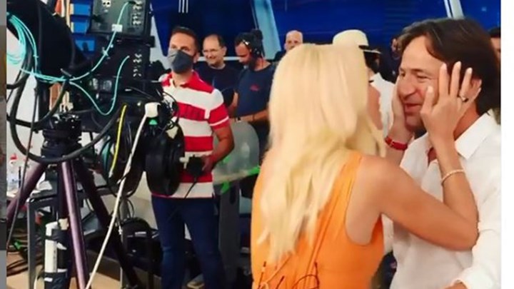 Ελένη Μενεγάκη: Το φιλί στον Μάκη “έριξε” το Instagram – Πόσα views έχει – ΒΙΝΤΕΟ