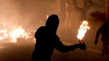 Εξάρχεια: Πεδίο μάχης τα ξημερώματα με 3 τραυματίες αστυνομικούς και 7 συλλήψεις