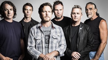 Pearl Jam: Φόρος τιμής σε θαυμαστές που σκοτώθηκαν σε συναυλία τους – ΦΩΤΟ