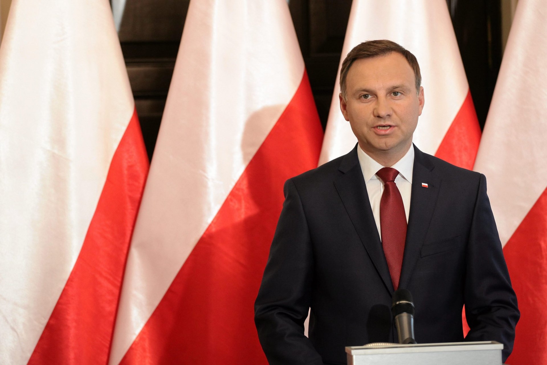 Πολωνία: Ο απερχόμενος πρόεδρος θέλει να απαγορεύσει τις υιοθεσίες από ζευγάρια ομοφύλων