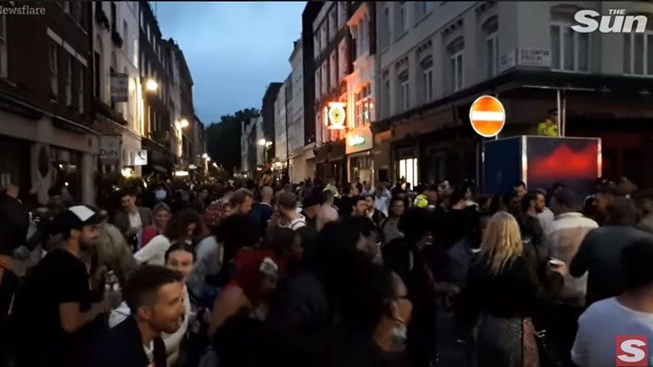 “Σούπερ Σάββατο” στη Βρετανία: “Πλημμύρισαν” οι παμπ την πρώτη νύχτα άρσης των μέτρων- ΒΙΝΤΕΟ