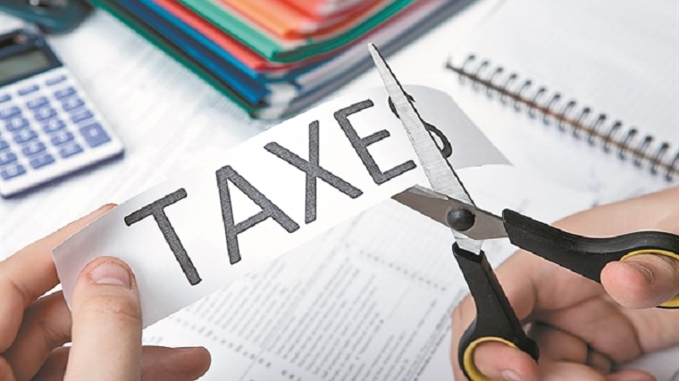 Το σχέδιο της κυβέρνησης για μείωση των φορολογικών συντελεστών – Όλα τα σενάρια που εξετάζονται
