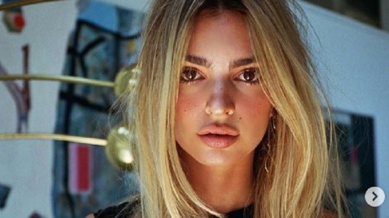 Έμιλι Ρατακόφσκι: Βόλτα στην εξοχή με… ανύπαρκτο μπικίνι – ΦΩΤΟ