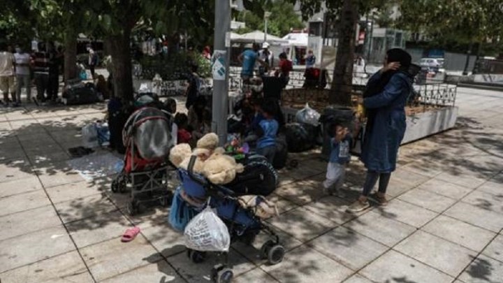 Απομακρύνθηκαν οι πρόσφυγες από την πλατεία Βικτωρίας – Ένταση και συλλήψεις το Σάββατο