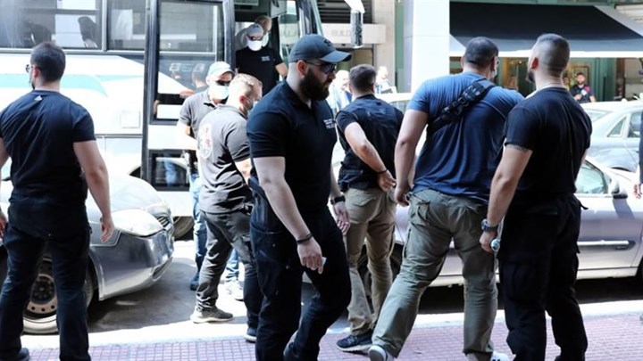 Κύκλωμα εκβιαστών: Εκφοβισμός με στεφάνια κηδείας – ΒΙΝΤΕΟ