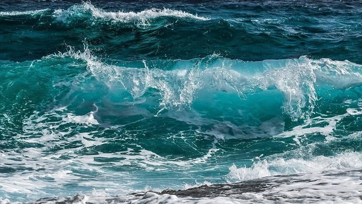 Λάρισα: Περιπέτεια για 9χρονο – Τον παρέσυραν τα κύματα με το στρώμα θαλάσσης του