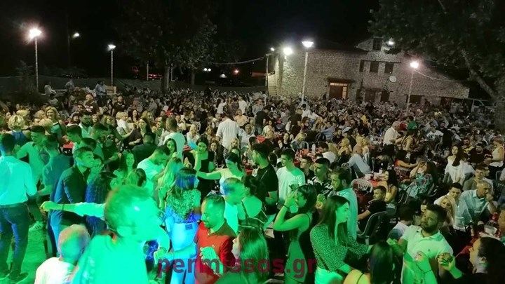 Αλίαρτος: Εικόνες συνωστισμού σε γλέντι παρουσία βουλευτών – ΦΩΤΟ