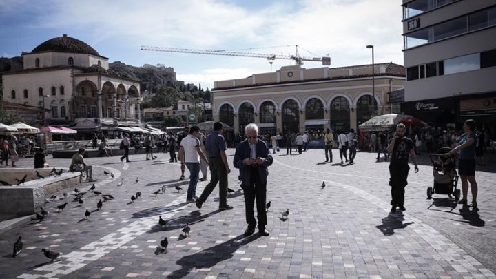 Φωτογραφίζονται γυμνές επί πληρωμή σε κεντρικά σημεία της Αθήνας