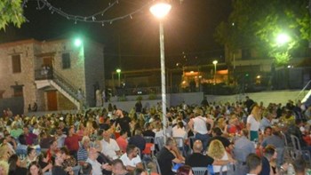 Κορονοϊός: Συναγερμός για τον συνωστισμό σε πανηγύρια και τα εισαγόμενα κρούσματα