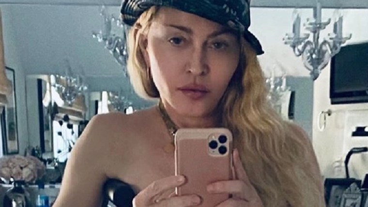 Η Μαντόνα ποζάρει topless μπροστά στον καθρέφτη της – ΦΩΤΟ