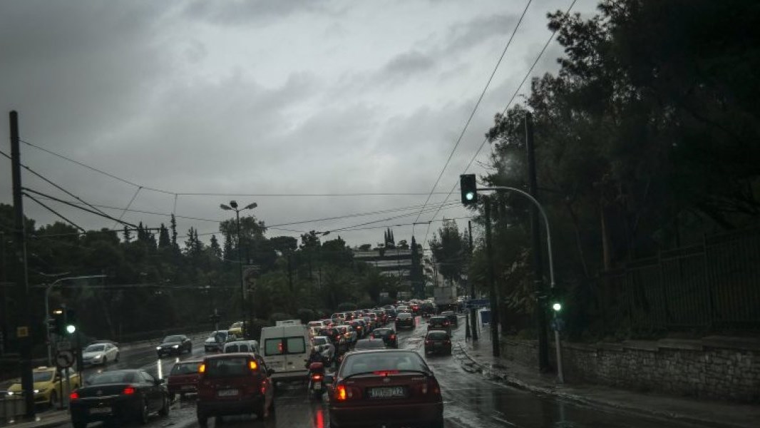 Άνοιξαν οι ουρανοί στην Αττική – Σφοδρή καταιγίδα