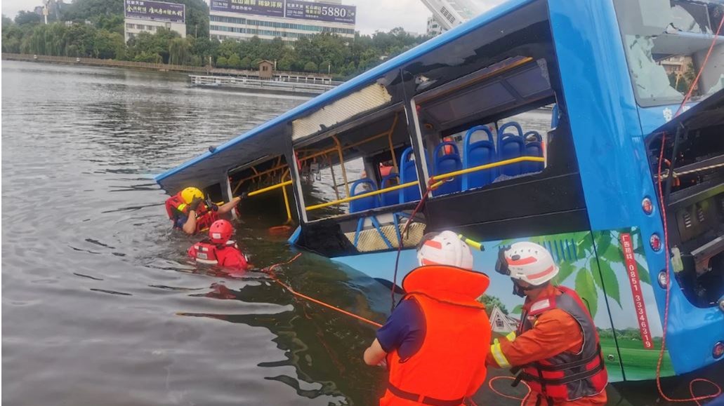 Τραγωδία στην Κίνα: Λεωφορείο που μετέφερε μαθητές έπεσε σε λίμνη – 21 νεκροί – ΒΙΝΤΕΟ