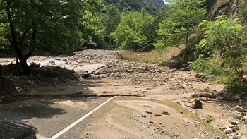 Κακοκαιρία – Κοζάνη: Χωριά κόπηκαν στα… δύο – Απροσπέλαστοι οι δρόμοι – ΒΙΝΤΕΟ