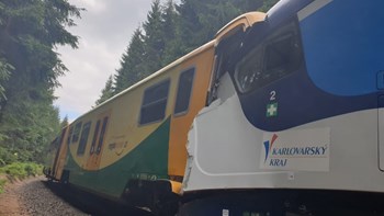 Σύγκρουση τρένων στην Τσεχία: Οι πρώτες εικόνες από τον τόπο της τραγωδίας – Δυο νεκροί και 30 τραυματίες