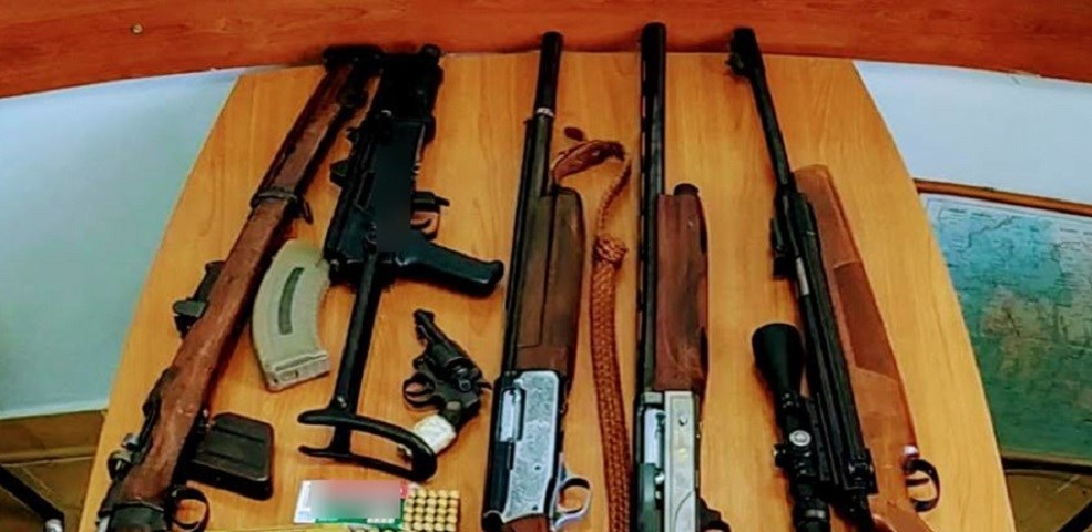 Αγρίνιο: Συνελήφθη άνδρας που έκρυβε στο σπίτι του ένα μικρό οπλοστάσιο – ΦΩΤΟ