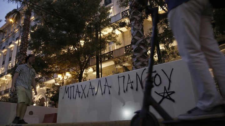 Μεγάλος Περίπατος: Έβαψαν και ξήλωσαν ζαρντινιέρες – ΦΩΤΟ