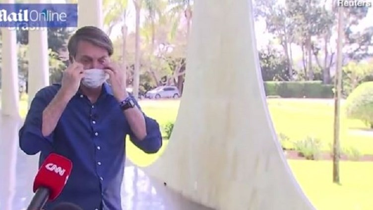 Επικός Μπολσoνάρου: Ανακοινώνει ότι έχει κορονοϊό και βγάζει τη μάσκα – ΒΙΝΤΕΟ