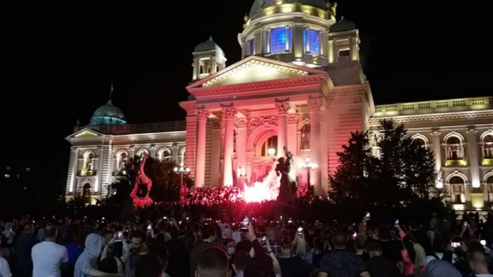 Σερβία: Μαζικές διαδηλώσεις και εισβολή στο κτίριο της Βουλής για την επιβολή μέτρων – ΒΙΝΤΕΟ
