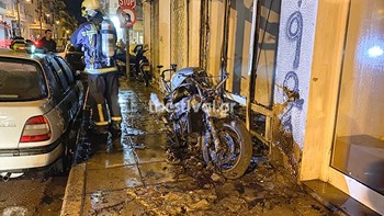 Θεσσαλονίκη: Εμπρησμός μηχανής τα ξημερώματα – Προκλήθηκαν φθορές σε οχήματα – ΦΩΤΟ – ΒΙΝΤΕΟ