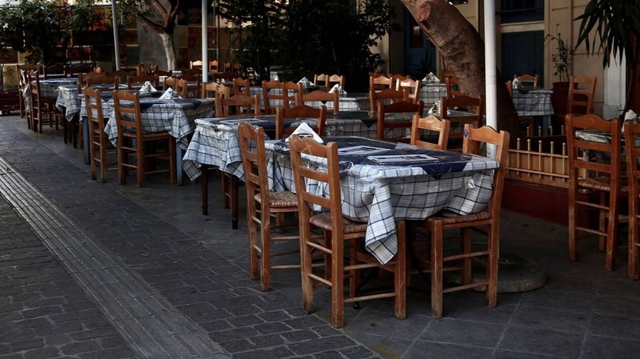 Κορονοϊός: Τέλος το όριο των 6 ατόμων ανά τραπέζι – Καταργείται η μάσκα στα εμπορικά κέντρα
