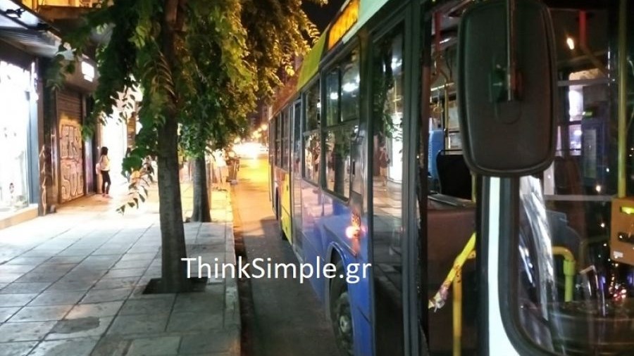 Θεσσαλονίκη: Ο οδηγός του ΟΑΣΘ τους έκανε παρατήρηση και αυτοί έσπασαν το λεωφορείο – ΦΩΤΟ