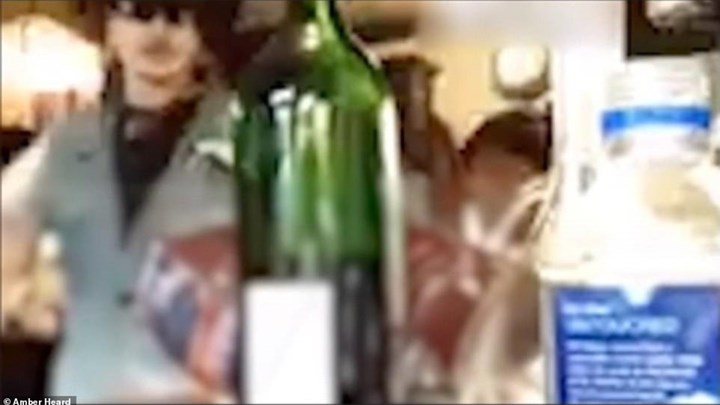 Έξαλλος ο Τζόνι Ντεπ σε καβγά με την Άμπερ Χερντ – Χτυπά ντουλάπια και σπάει μπουκάλι – ΒΙΝΤΕΟ