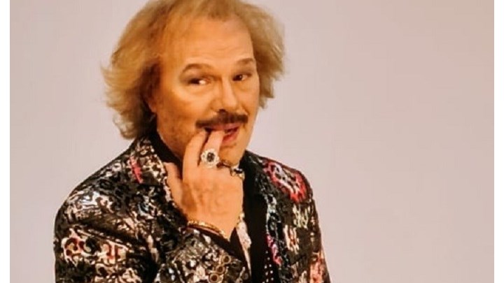 Ο Τάκης Μπινιάρης «τρυπώνει» στο «Κλουβί με τις τρελές» ως συμπρωταγωνιστής του Λάκη Γαβαλά