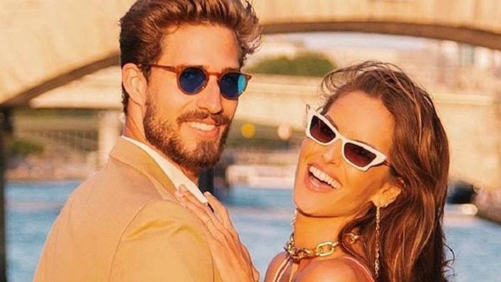 Ιζαμπέλ Γκουλάρτ: Ερωτευμένη στη Μύκονο – Τα “καυτά” φιλιά με τον σύντροφό της και το πάρτι γενεθλίων