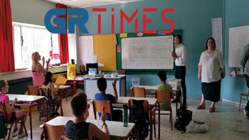 Θεσσαλονίκη: Ο δήμαρχος το… έριξε στο τραγούδι μαζί με μαθητές – ΒΙΝΤΕΟ